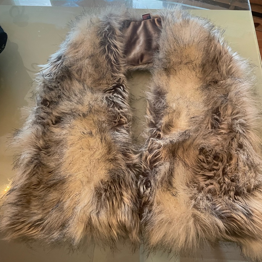 Canadian faux fox fur bridal wrap . Gorgeous quality . Royal scout co. Sold out. - Picture 5 of 8